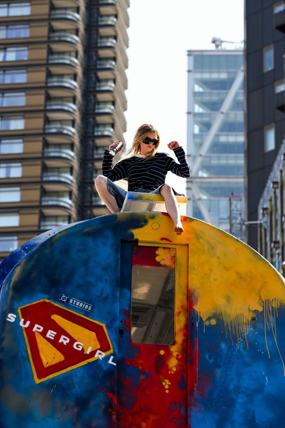 Elenco de Supergirl, incluindo Milly Alcock, participa de sessão fotográfica em Londres