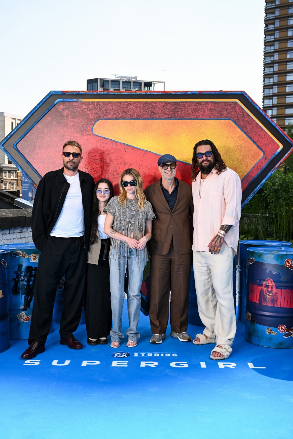 Elenco de Supergirl, incluindo Milly Alcock, participa de sessão fotográfica em Londres