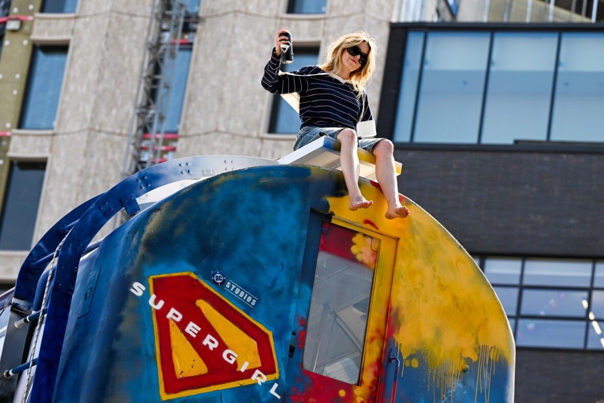 Elenco de Supergirl, incluindo Milly Alcock, participa de sessão fotográfica em Londres
