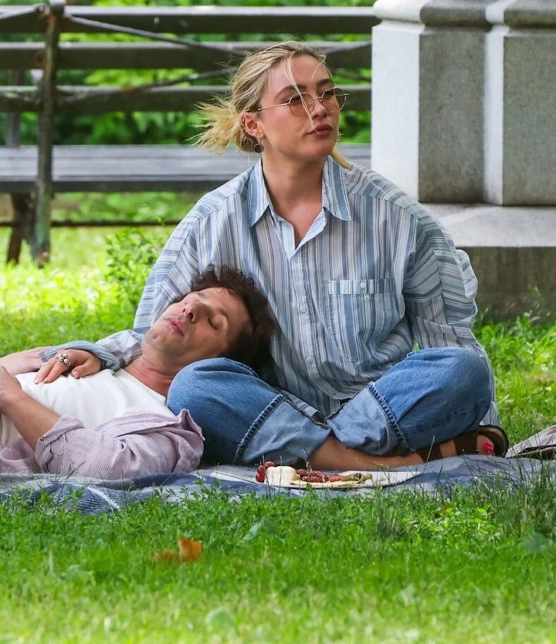 Andy Samberg e Florence Pugh no set de 42,6 anos