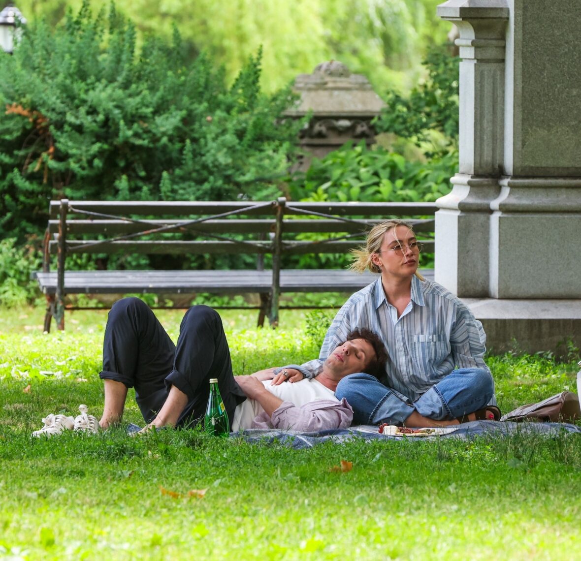 Andy Samberg e Florence Pugh no set de 42,6 anos