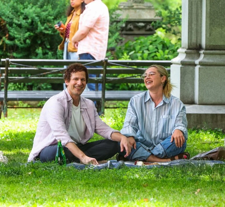 Andy Samberg e Florence Pugh no set de 42,6 anos