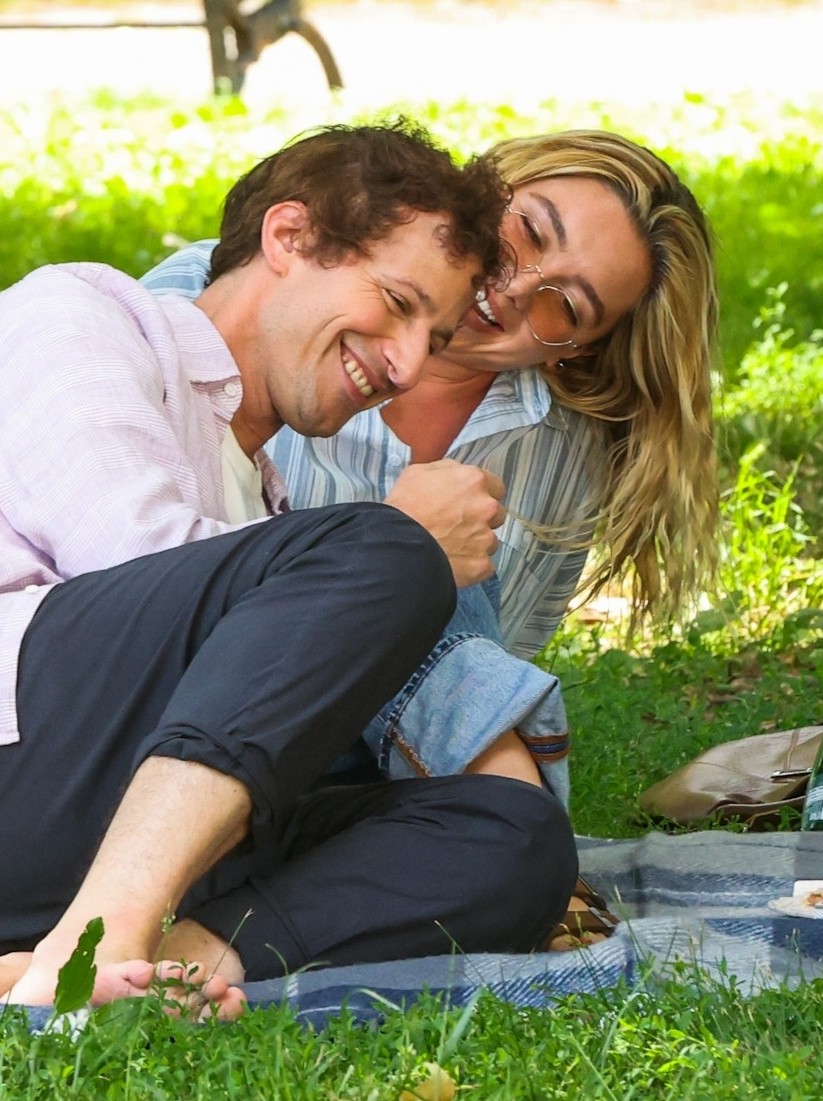 Andy Samberg e Florence Pugh no set de 42,6 anos
