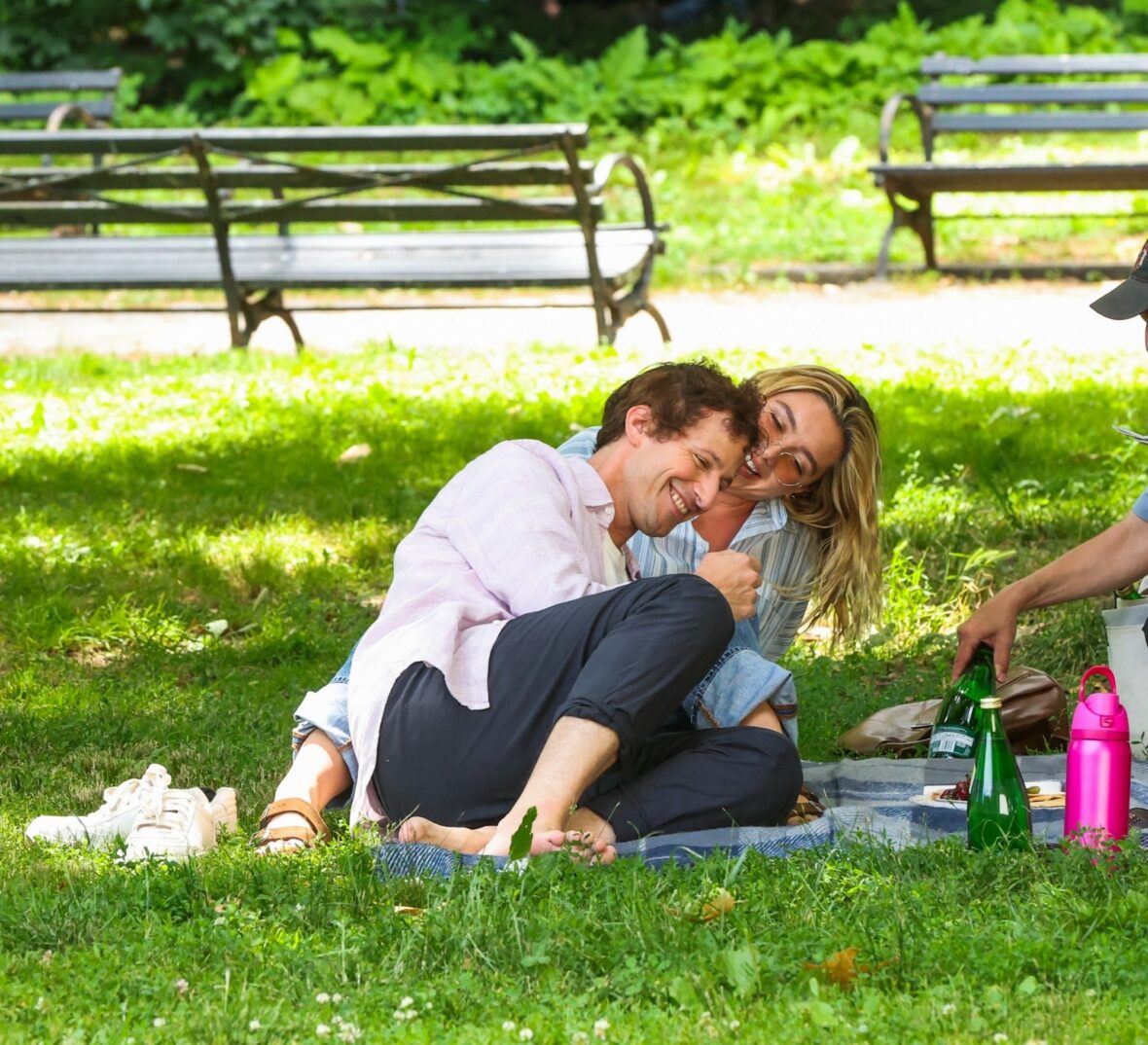 Andy Samberg e Florence Pugh no set de 42,6 anos