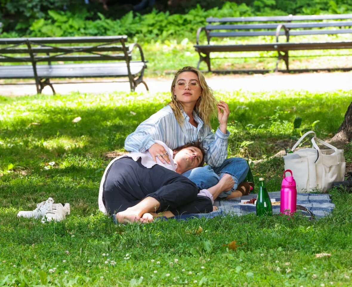 Andy Samberg e Florence Pugh no set de 42,6 anos