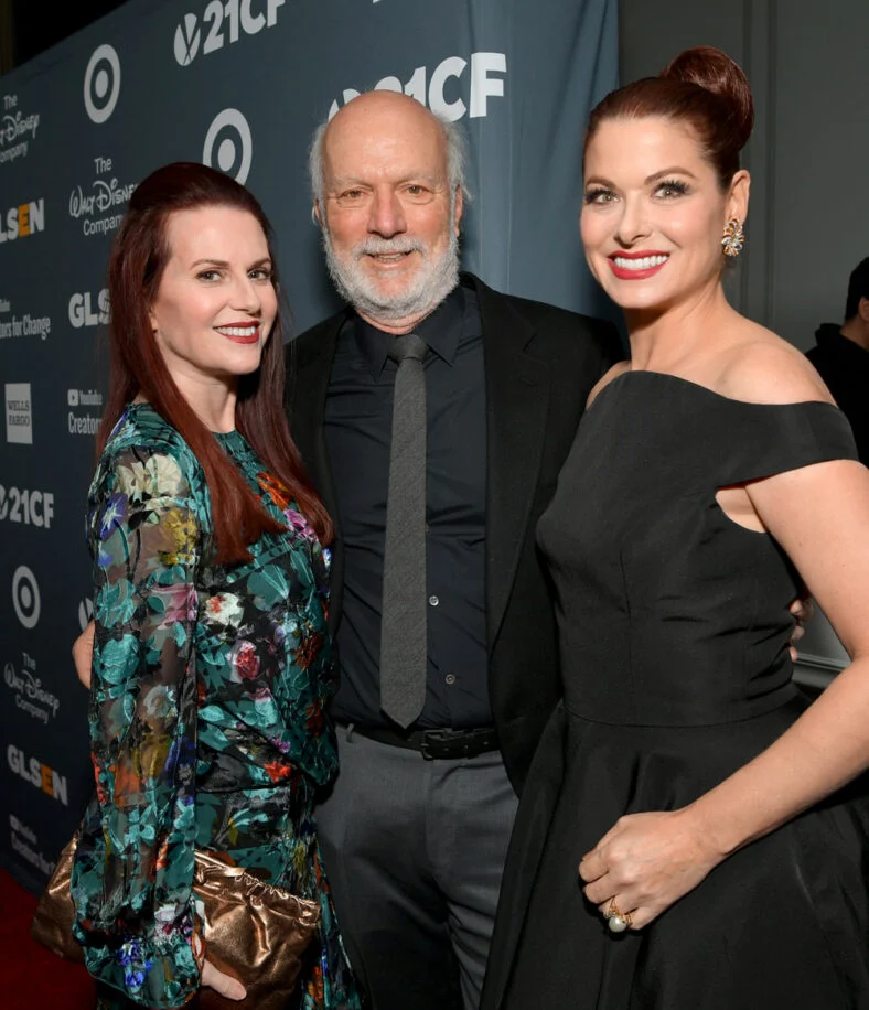 James Burrows posa no tapete vermelho com Megan Mullaly e Debra Messing