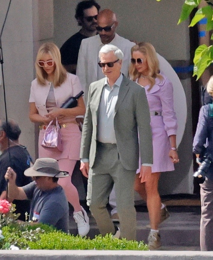 Elenco no set da sequência do filme de Romy e Michele, High School Reunion