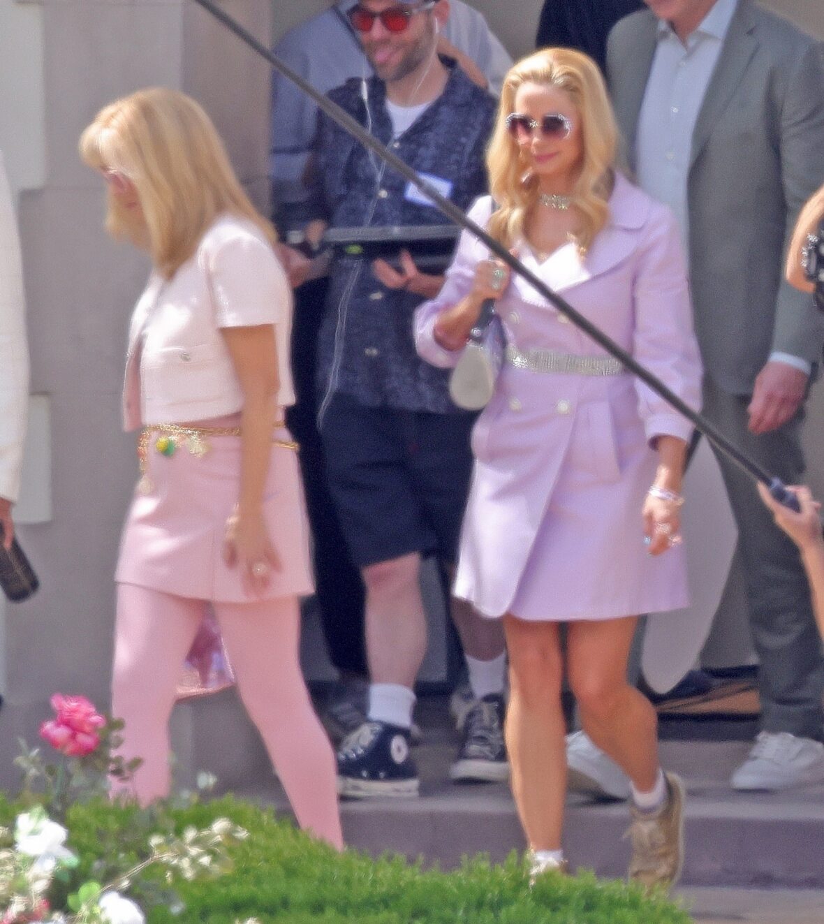 Elenco no set da sequência do filme de Romy e Michele, High School Reunion