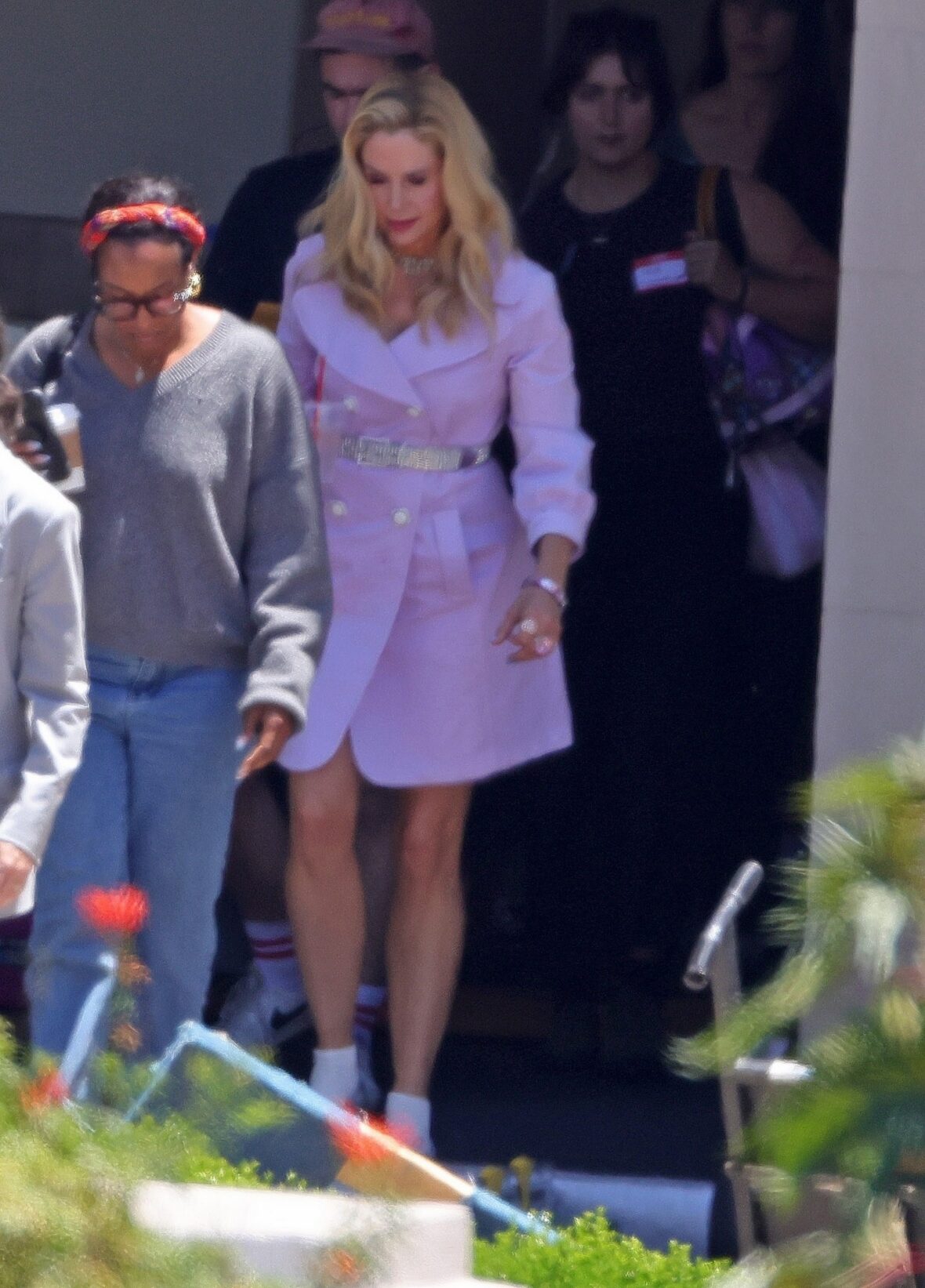 Elenco no set da sequência do filme de Romy e Michele, High School Reunion