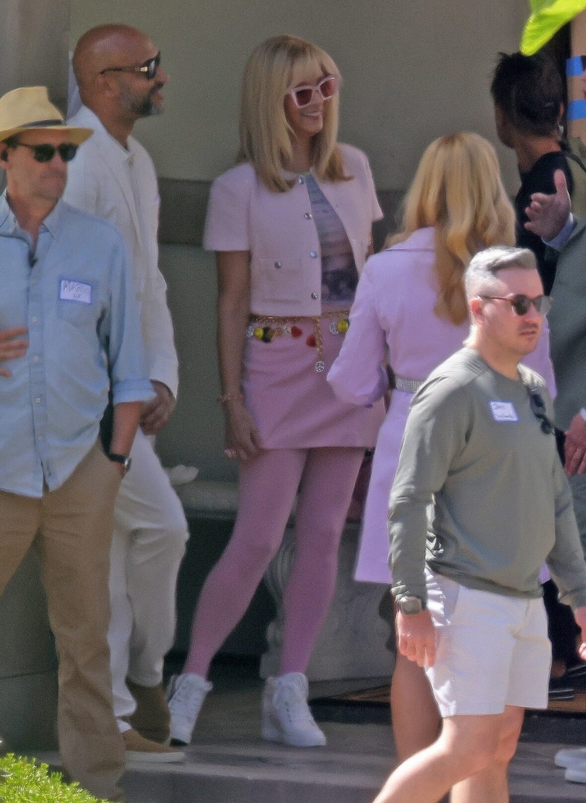 Elenco no set da sequência do filme de Romy e Michele, High School Reunion