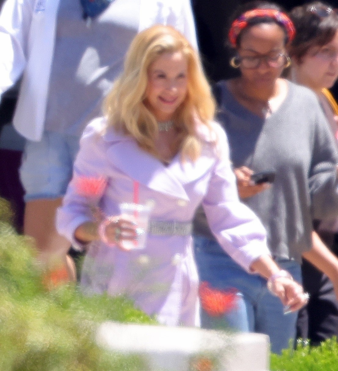 Elenco no set da sequência do filme de Romy e Michele, High School Reunion