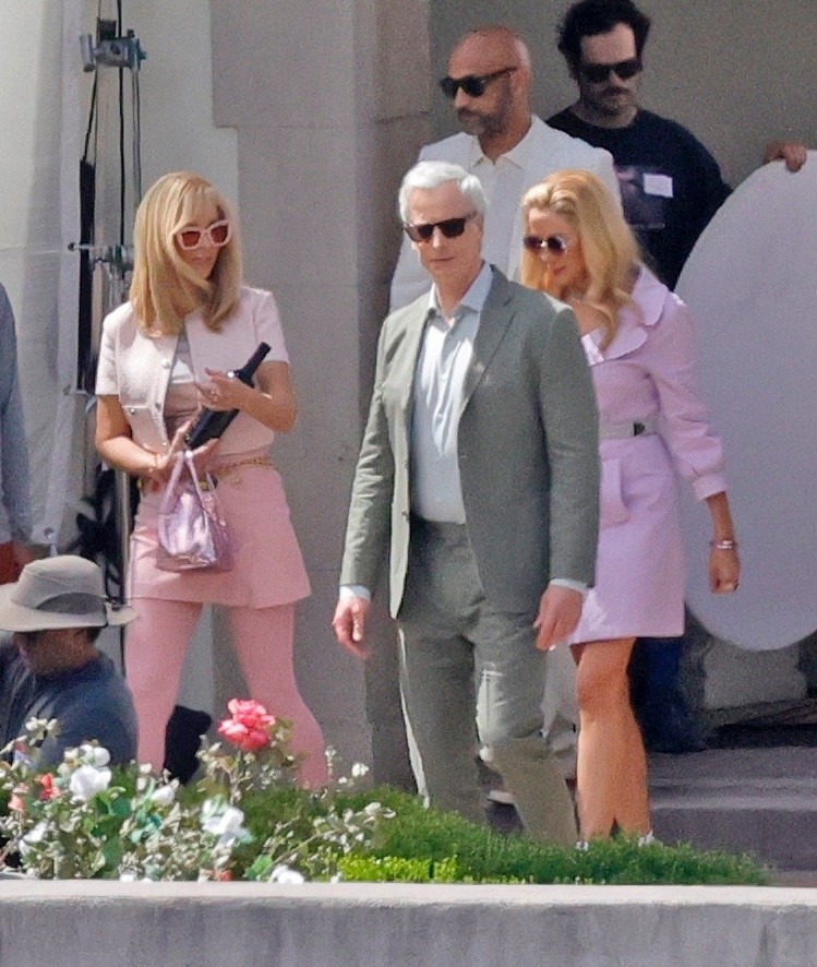 Elenco no set da sequência do filme de Romy e Michele, High School Reunion