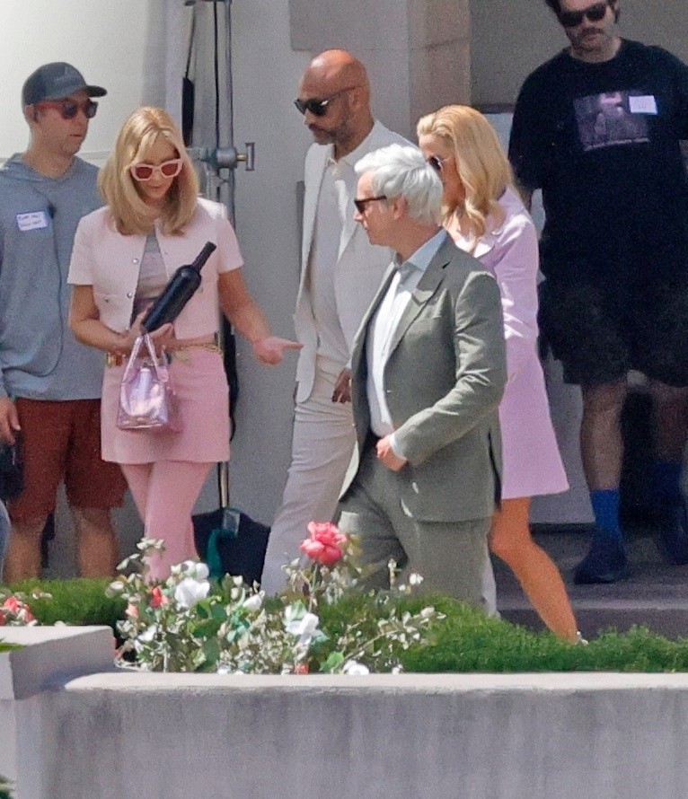 Elenco no set da sequência do filme de Romy e Michele, High School Reunion