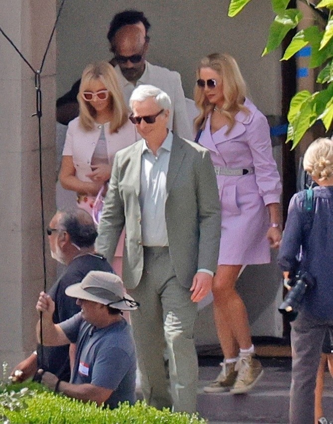 Elenco no set da sequência do filme de Romy e Michele, High School Reunion