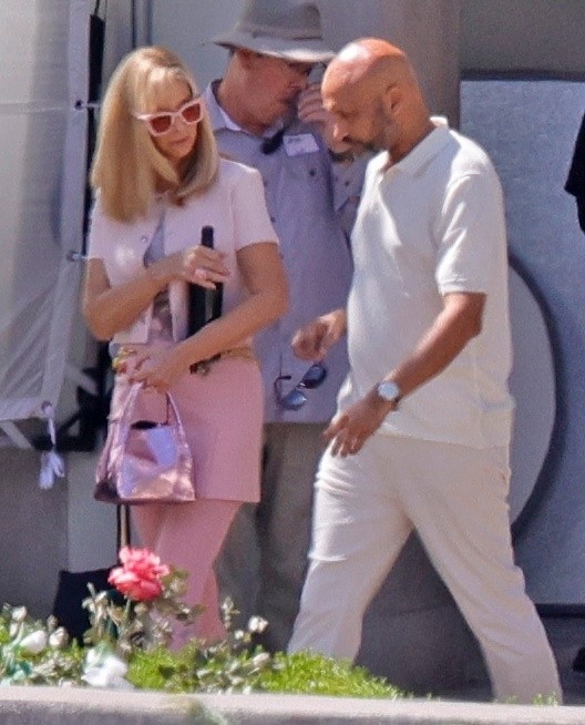 Elenco no set da sequência do filme de Romy e Michele, High School Reunion