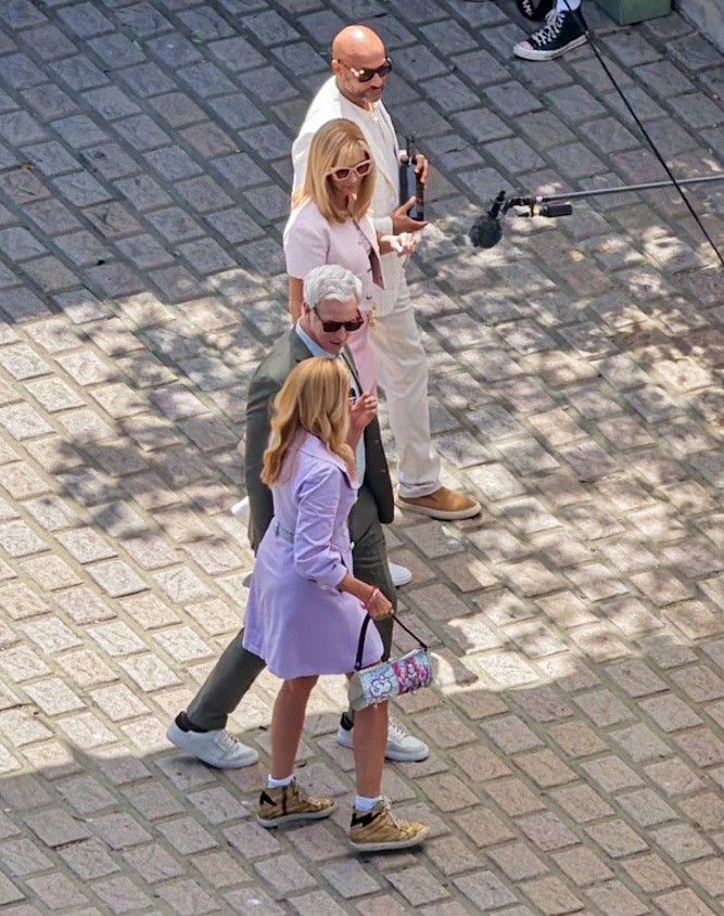 Elenco no set da sequência do filme de Romy e Michele, High School Reunion
