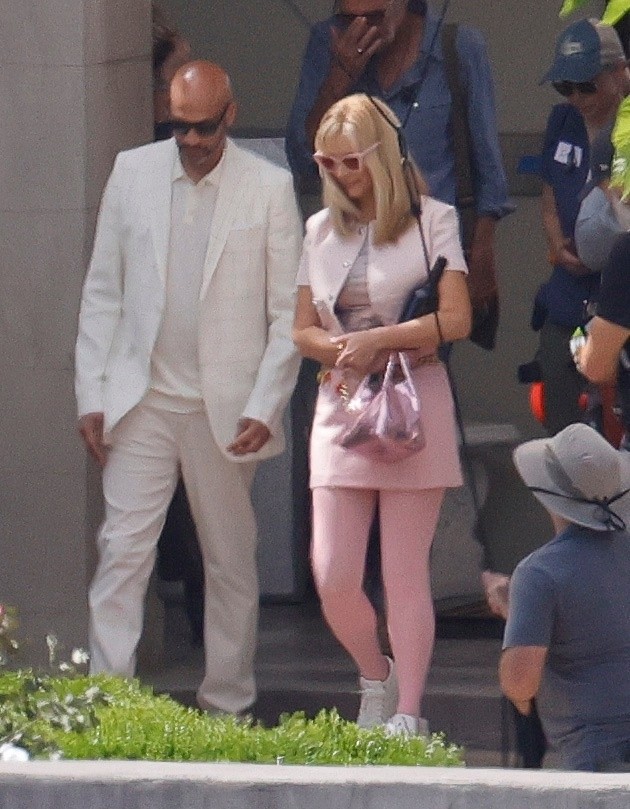 Elenco no set da sequência do filme de Romy e Michele, High School Reunion