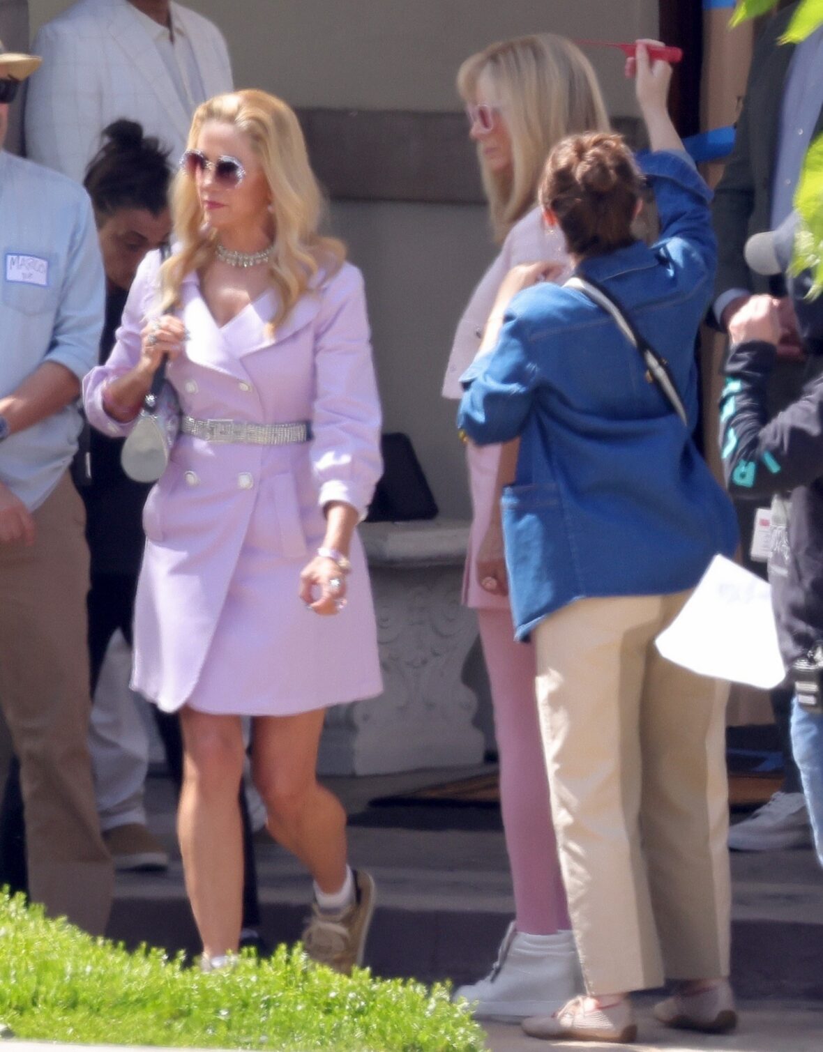 Elenco no set da sequência do filme de Romy e Michele, High School Reunion