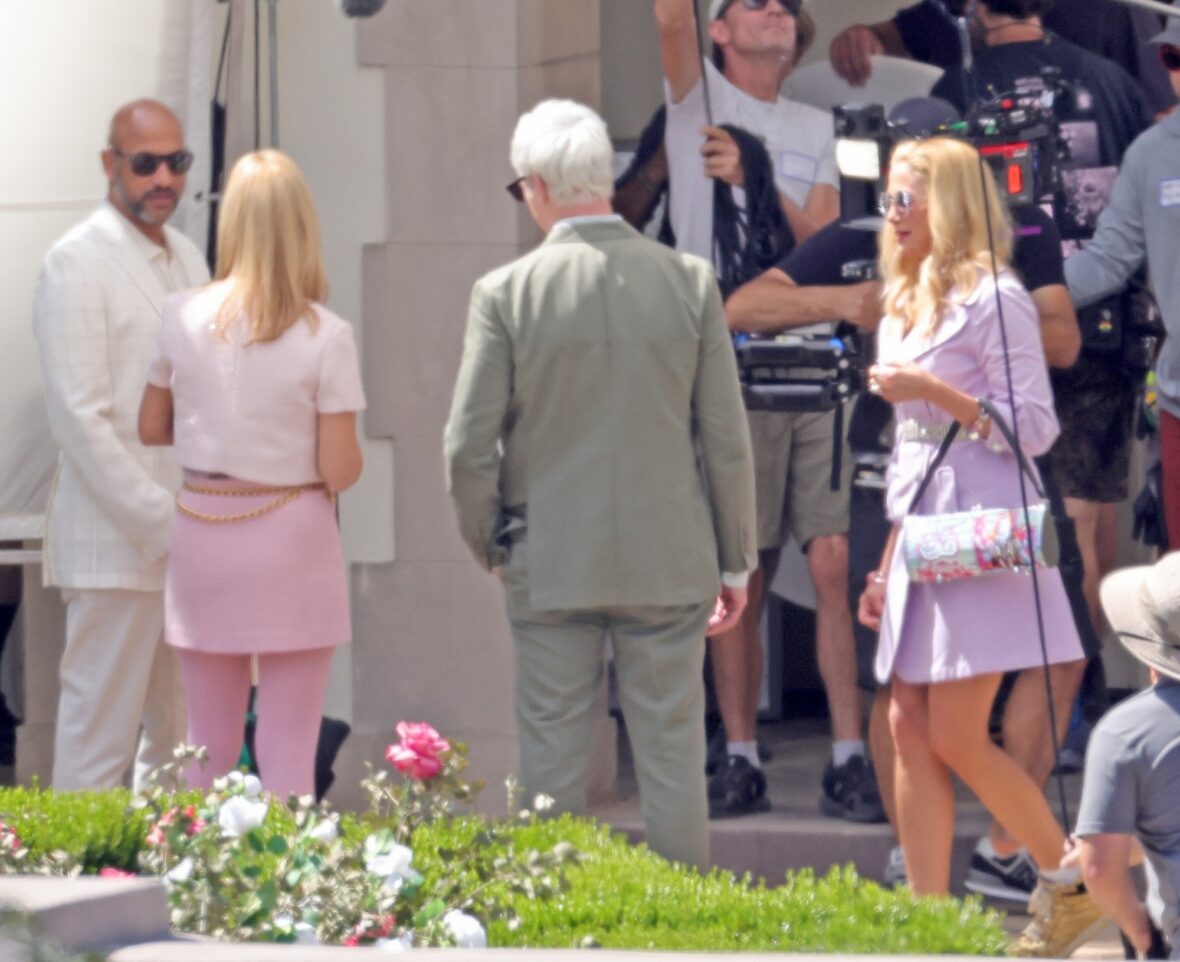 Elenco no set da sequência do filme de Romy e Michele, High School Reunion