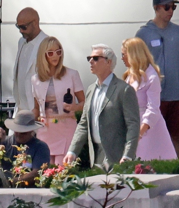 Elenco no set da sequência do filme de Romy e Michele, High School Reunion