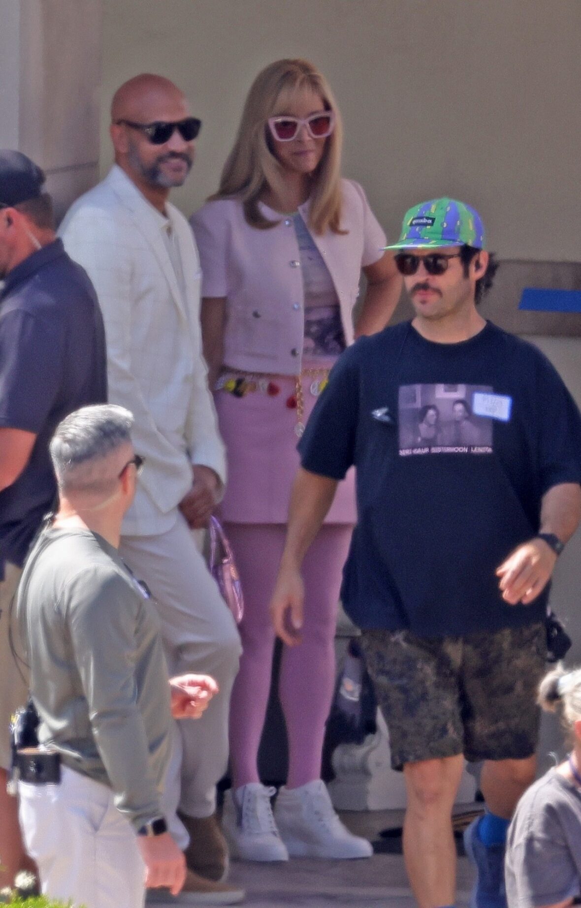 Elenco no set da sequência do filme de Romy e Michele, High School Reunion