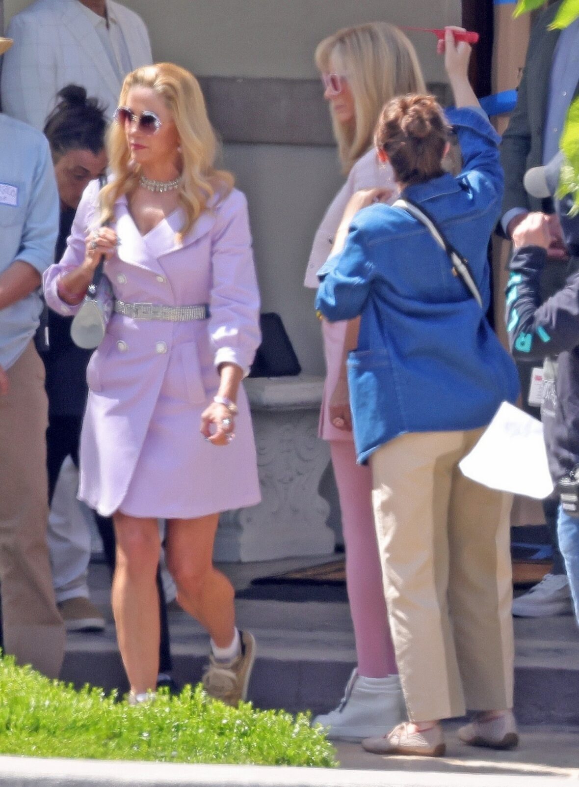 Elenco no set da sequência do filme de Romy e Michele, High School Reunion