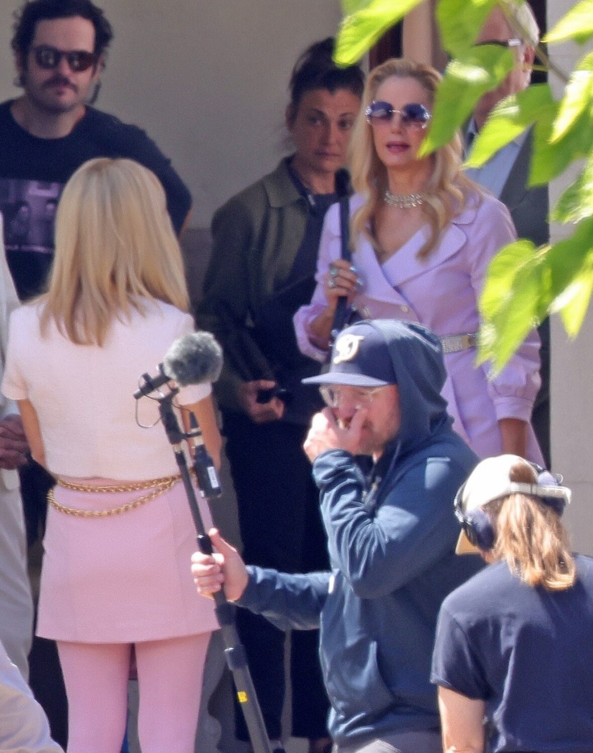Elenco no set da sequência do filme de Romy e Michele, High School Reunion