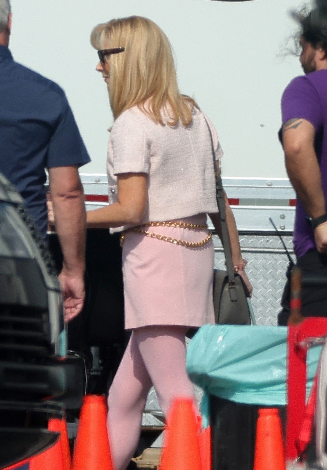 Elenco no set da sequência do filme de Romy e Michele, High School Reunion