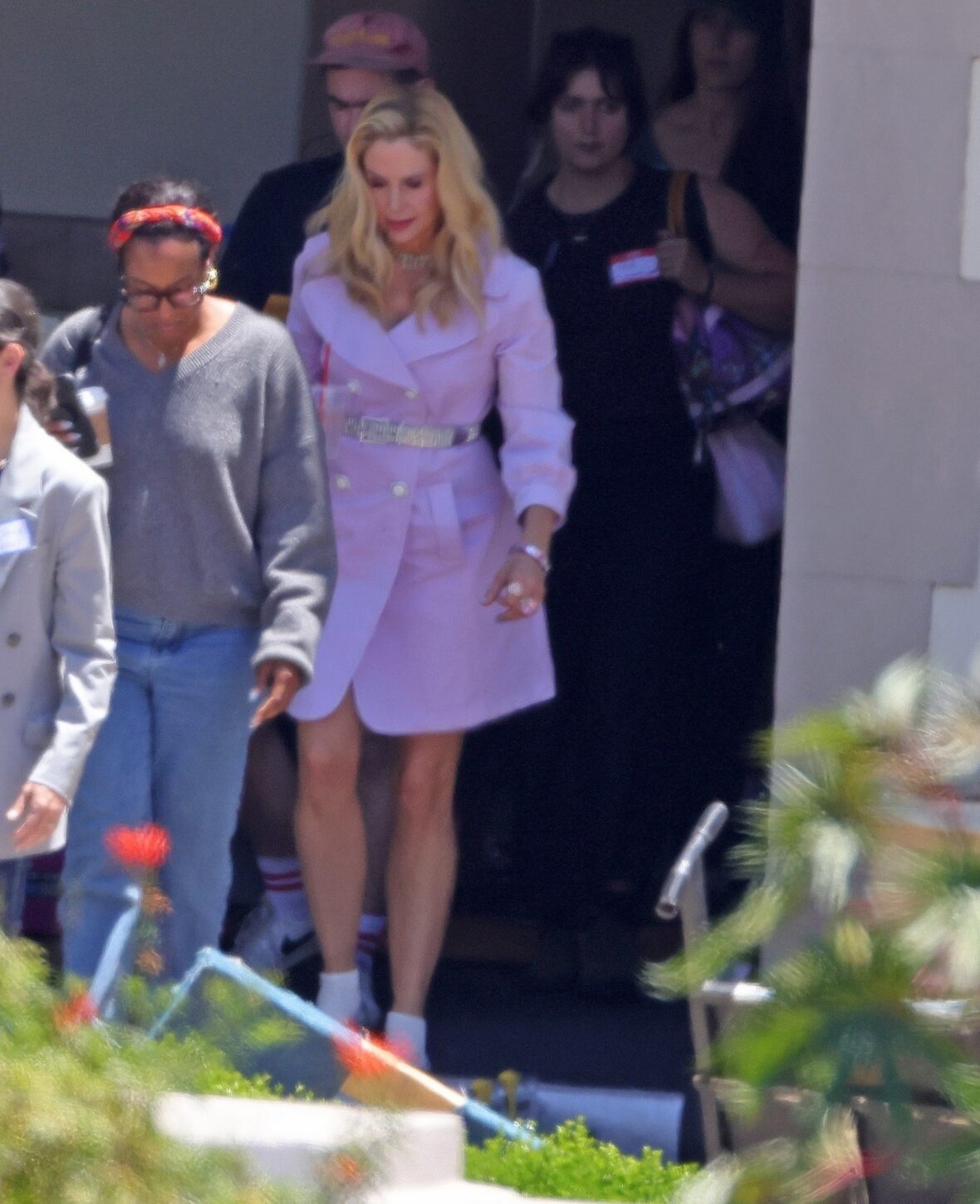 Elenco no set da sequência do filme de Romy e Michele, High School Reunion