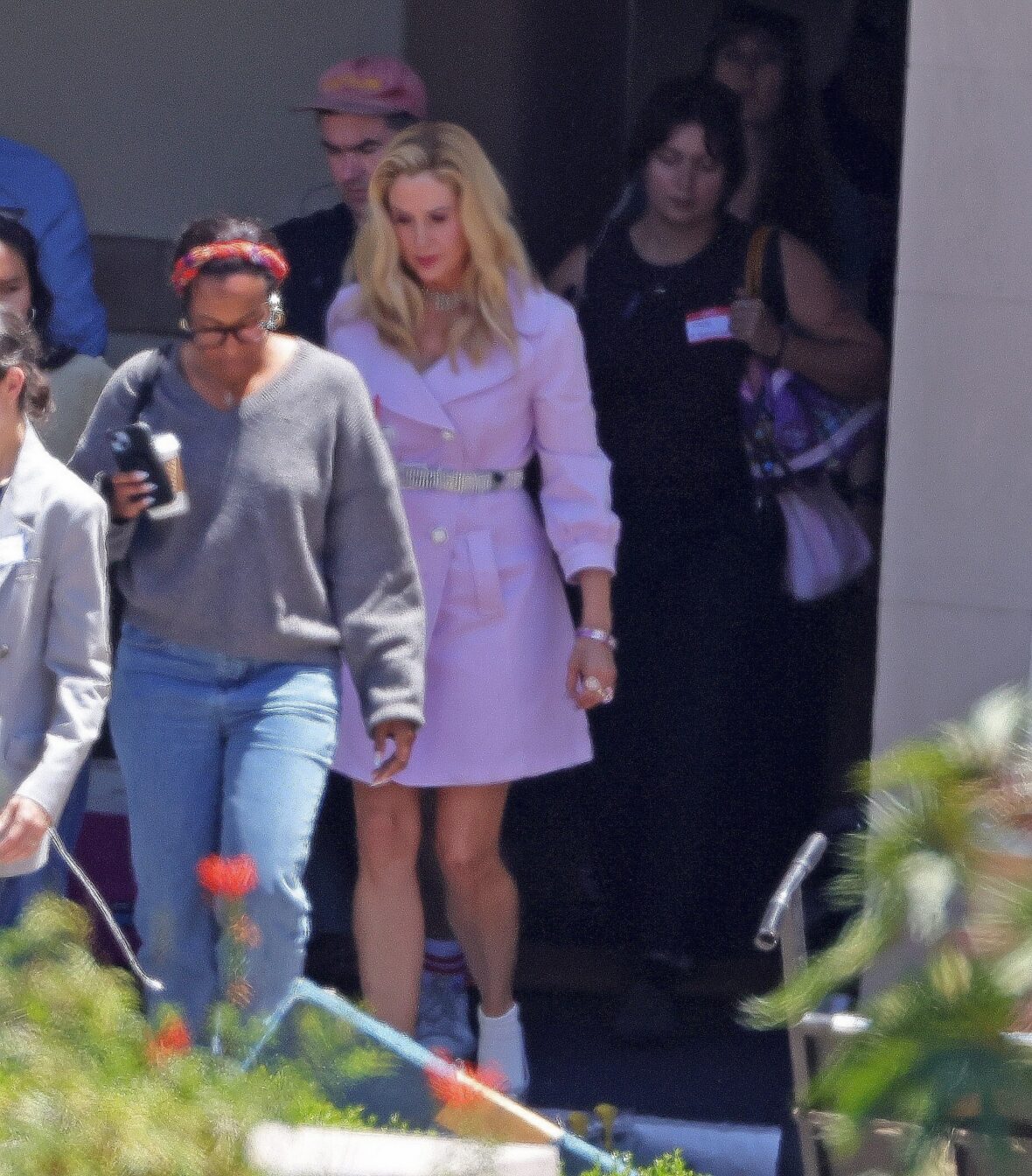 Elenco no set da sequência do filme de Romy e Michele, High School Reunion