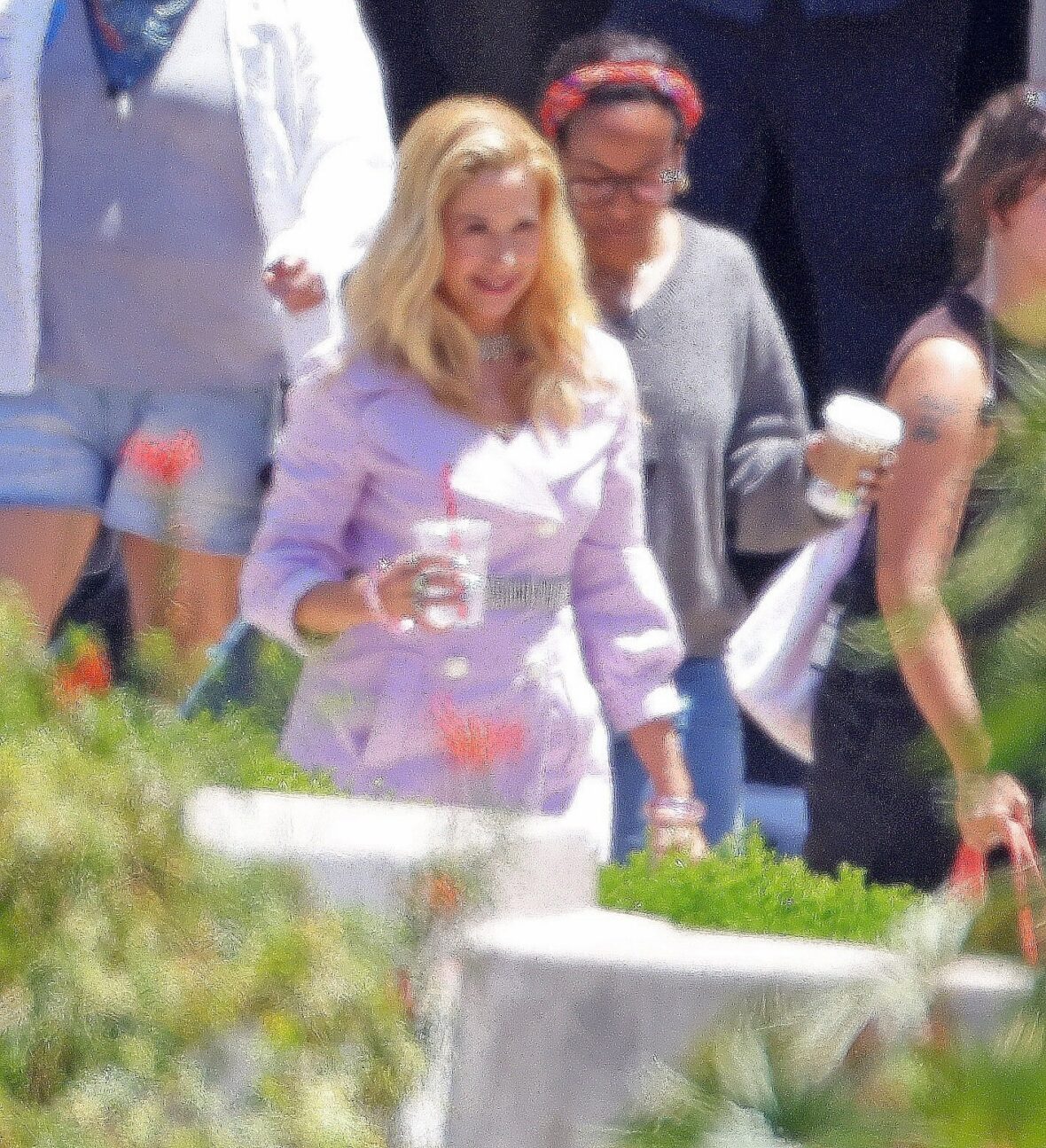 Elenco no set da sequência do filme de Romy e Michele, High School Reunion