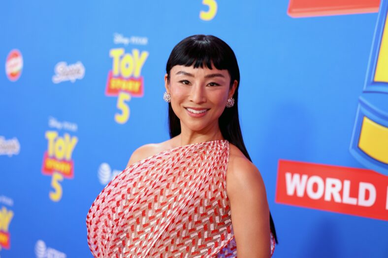 Greta Lee no tapete vermelho da estreia de Toy Story 5