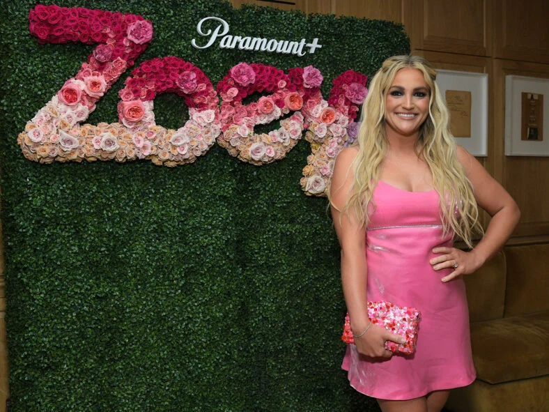 Jamie Lynn Spears usa vestido rosa para comparecer ao evento