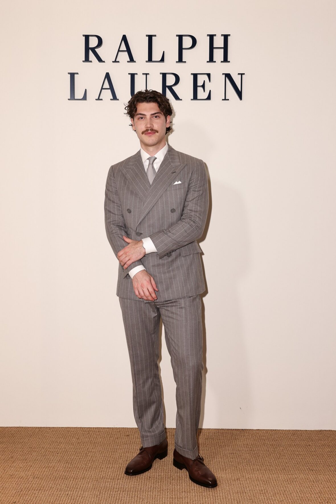 Celebridades participando do desfile da Ralph Lauren em Milão