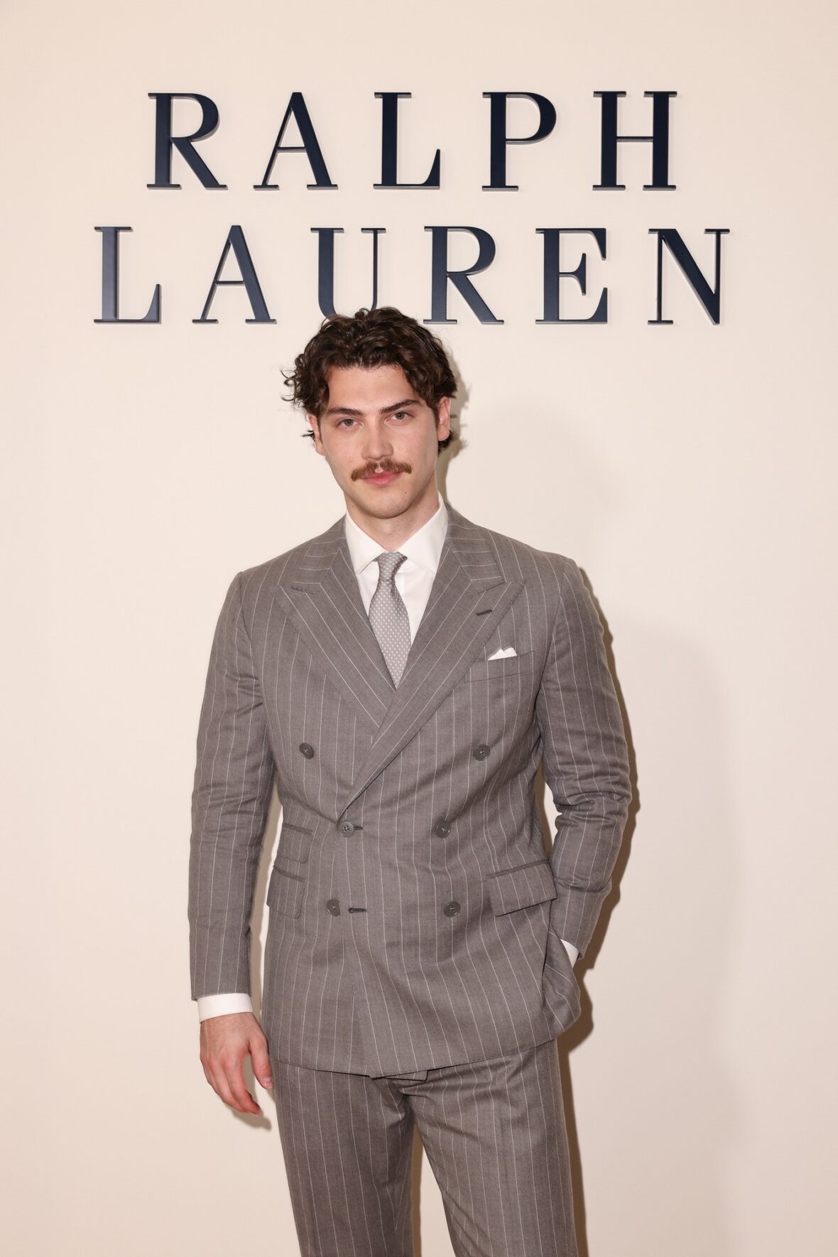Celebridades participando do desfile da Ralph Lauren em Milão