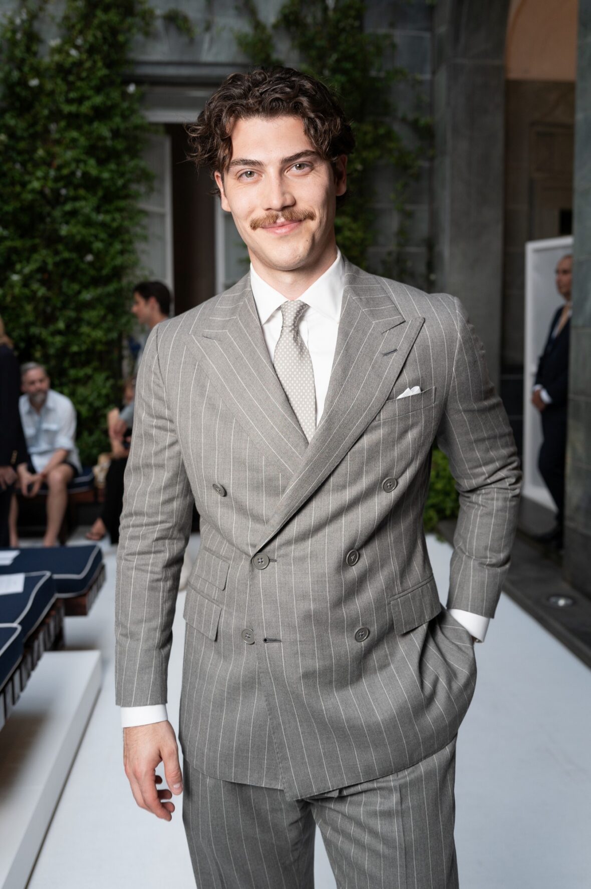 Celebridades participando do desfile da Ralph Lauren em Milão