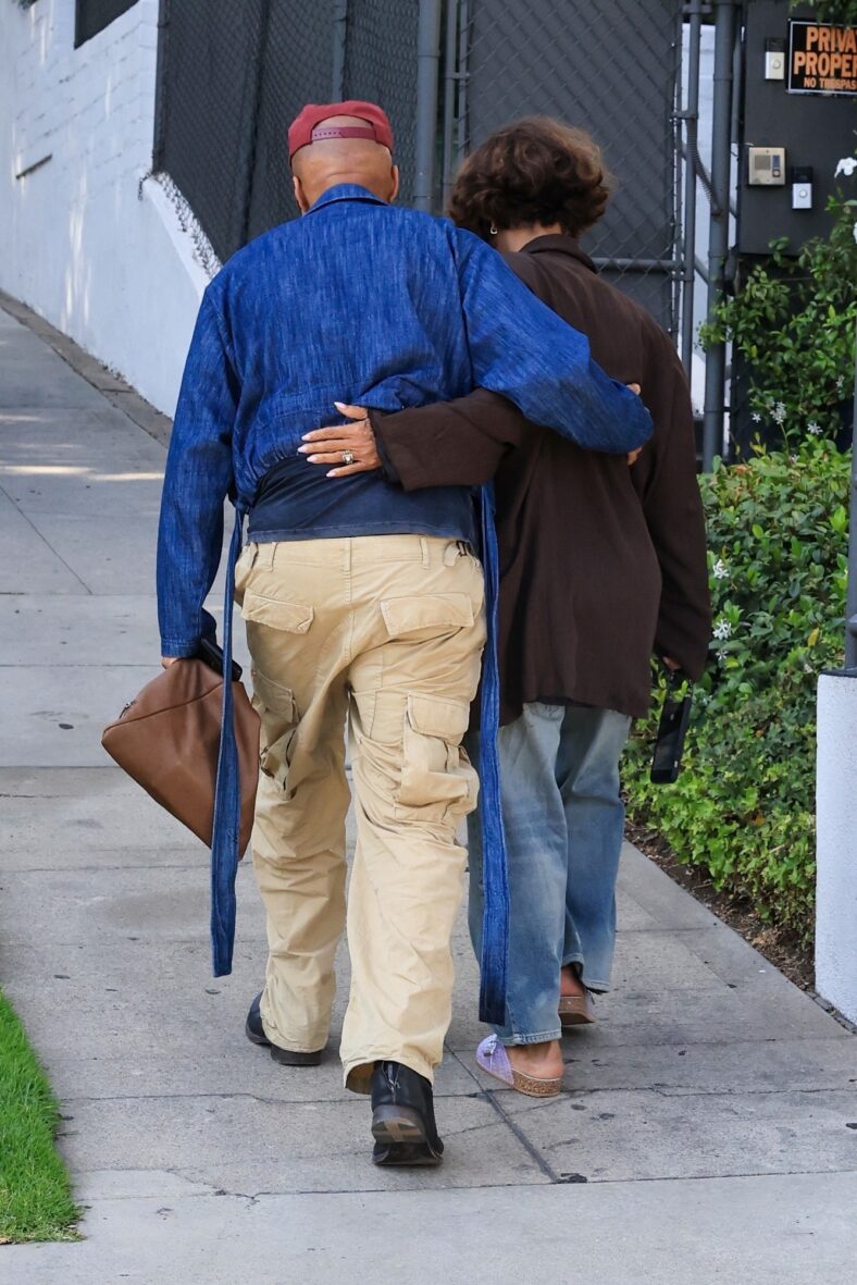 Halle Berry e o noivo Van Hunt compartilham um momento doce enquanto caminham juntos em West Hollywood, com Van colocando o braço em volta de Halle