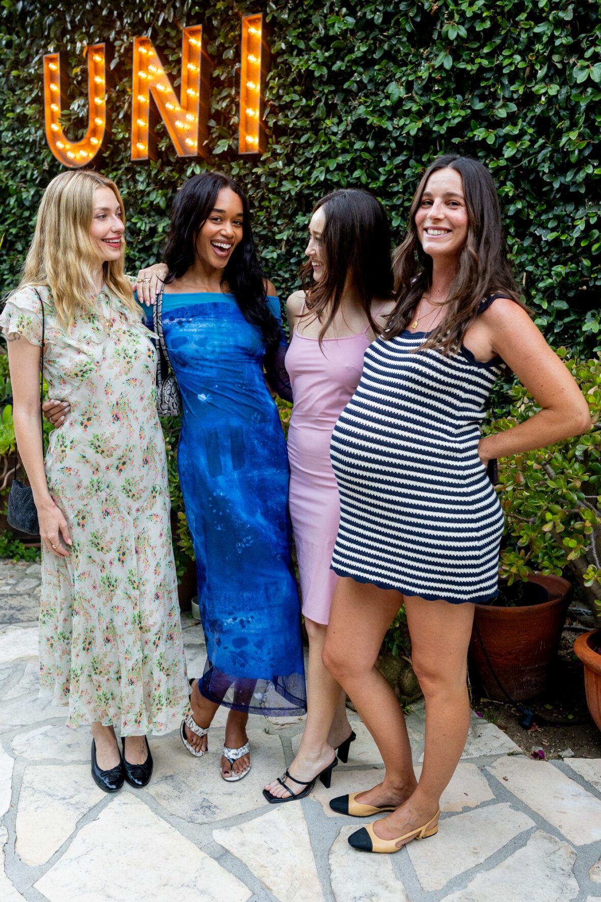 Sarah Holt, Laura Harrier, Alycia Debnam-Carey e Eleonore Toulin participam da Summer Uni Party