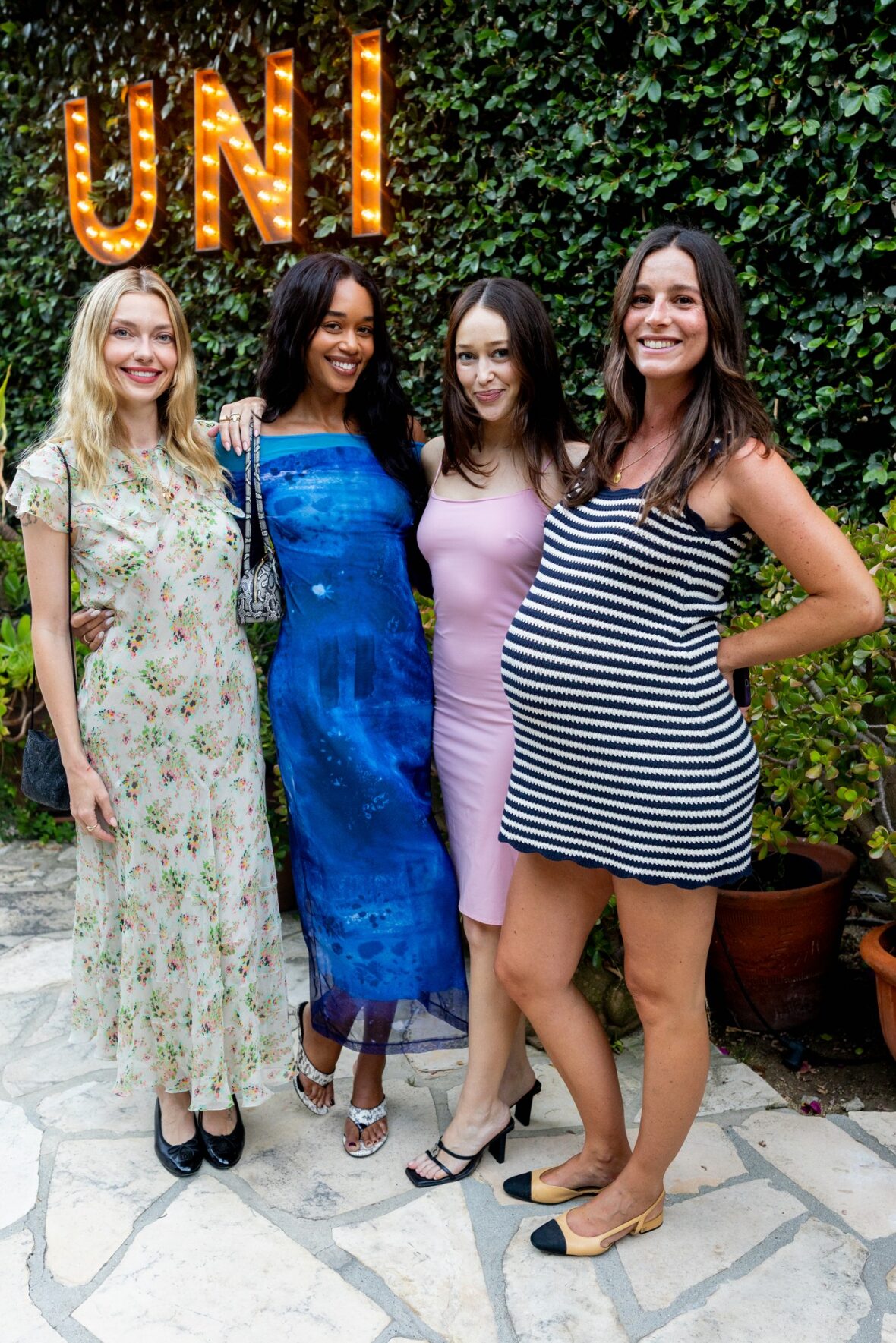 Sarah Holt, Laura Harrier, Alycia Debnam-Carey e Eleonore Toulin participam da Summer Uni Party