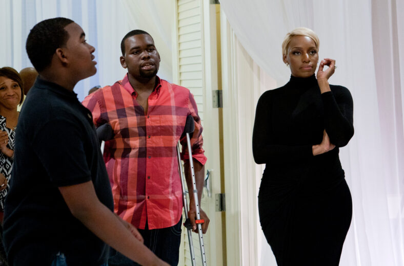 NeNe Leakes está em uma sala com seus dois filhos, durante uma cena de I Dream of NeNe.