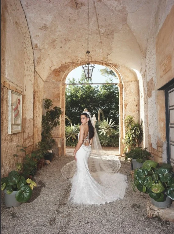 Fotos do casamento de Dua Lipa e Callum Turner