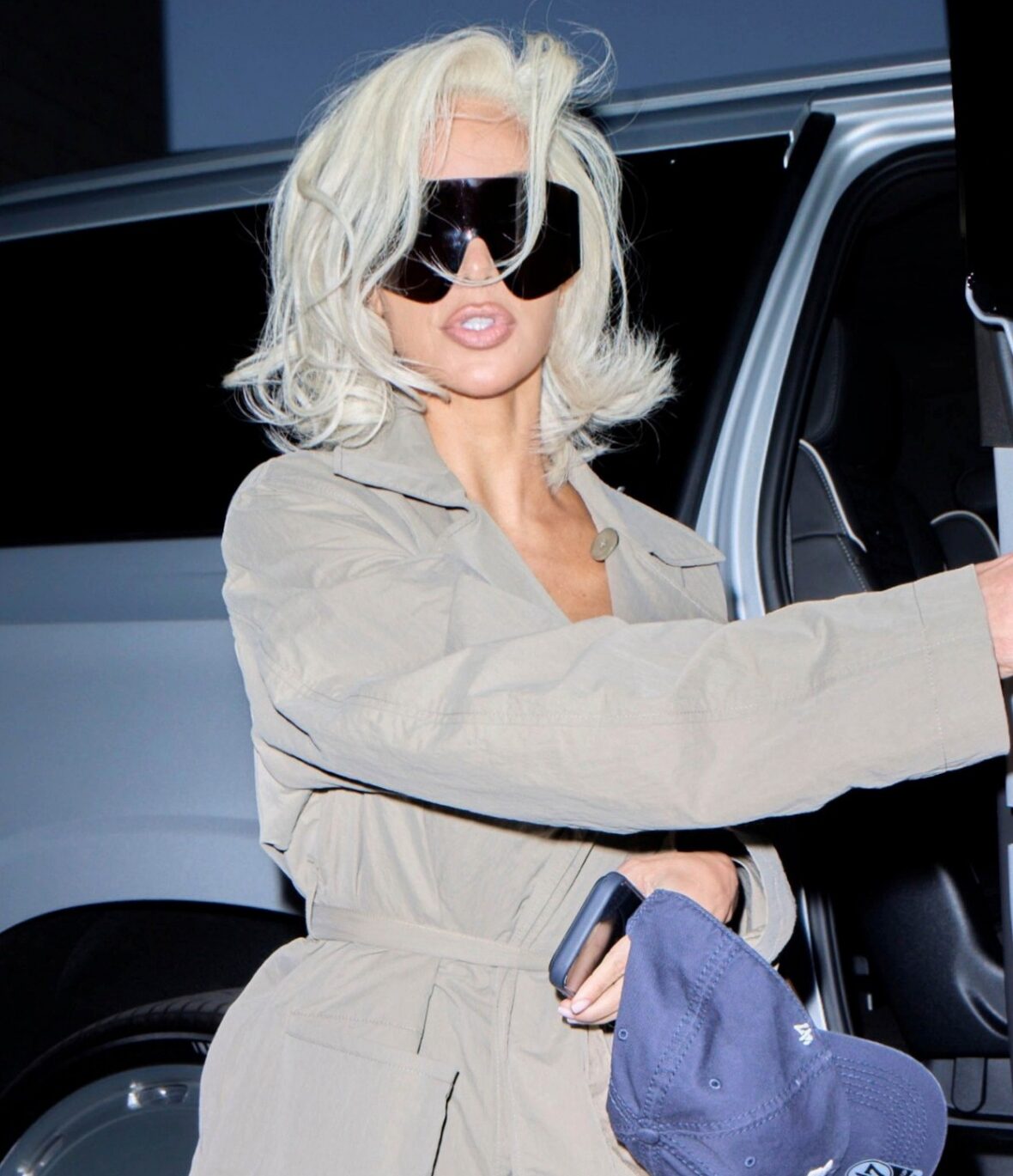 Kim Kardashian estreia cabelo loiro descolorido