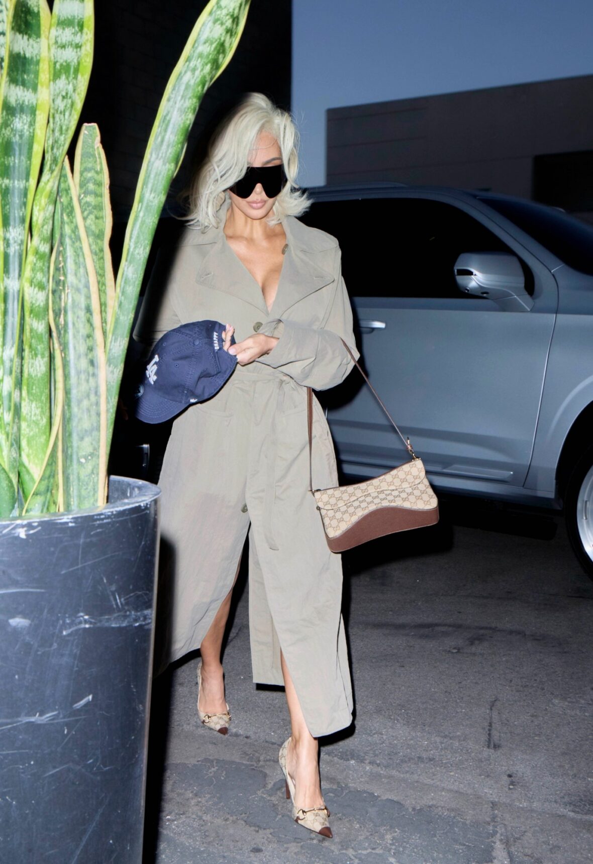 Kim Kardashian estreia cabelo loiro descolorido