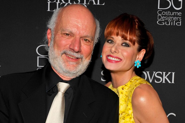 Debra Messing presta homenagem a James Burrows