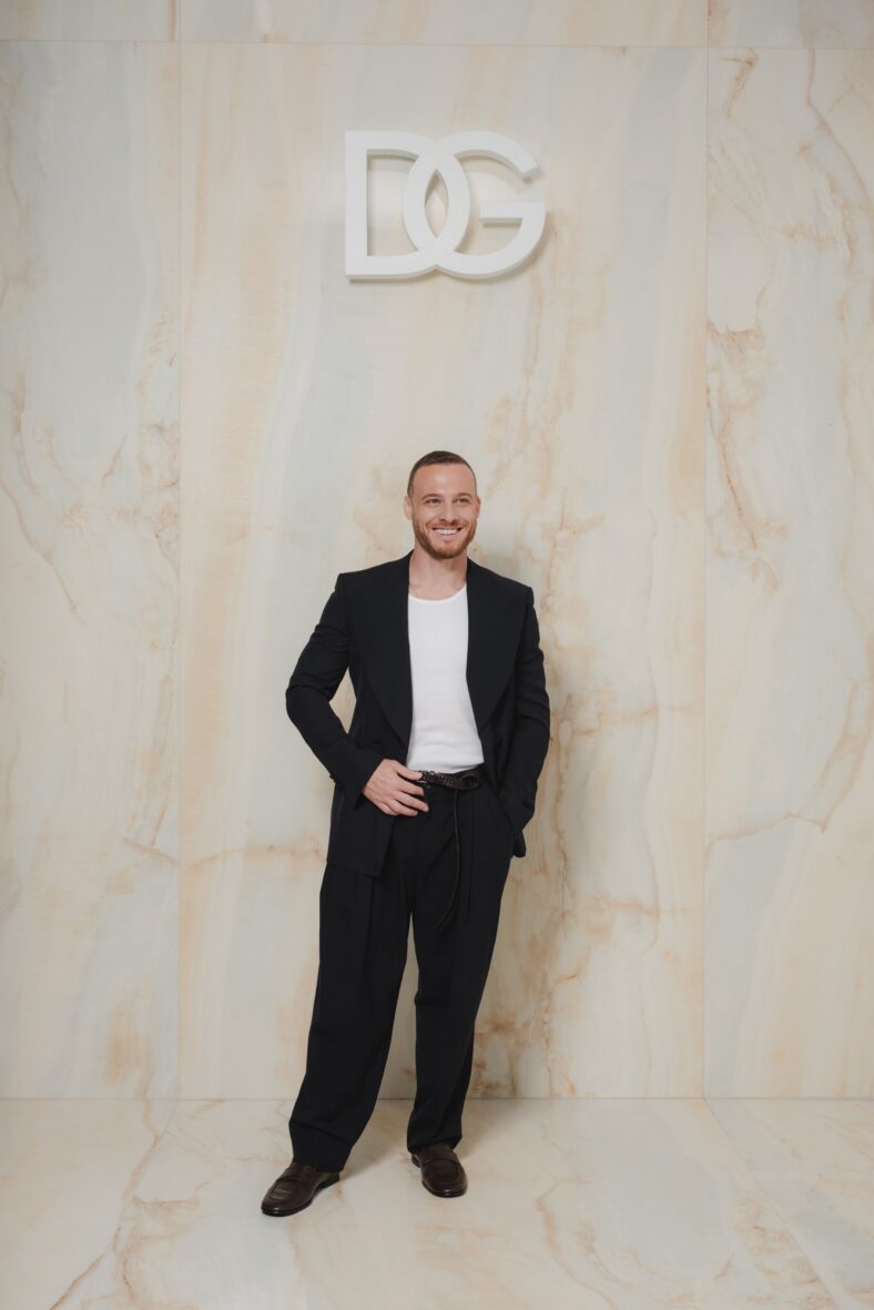 Kerem Bursin no desfile da D&G