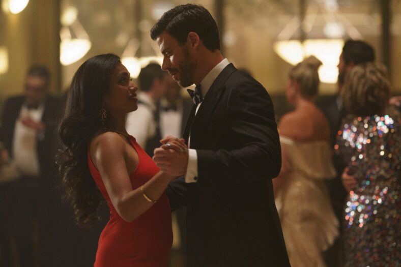 Foto de Nadine Bhabha dançando com François Arnaud na primeira temporada de Heated Rivalry