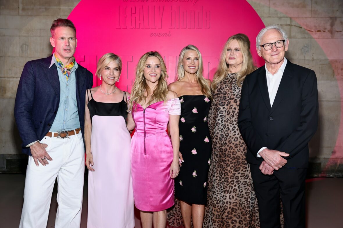 (LR) Matthew Davis, Selma Blair, Reese Witherspoon, Ali Larter, Jennifer Coolidge e Victor Garber participam da celebração do Prime Video 
