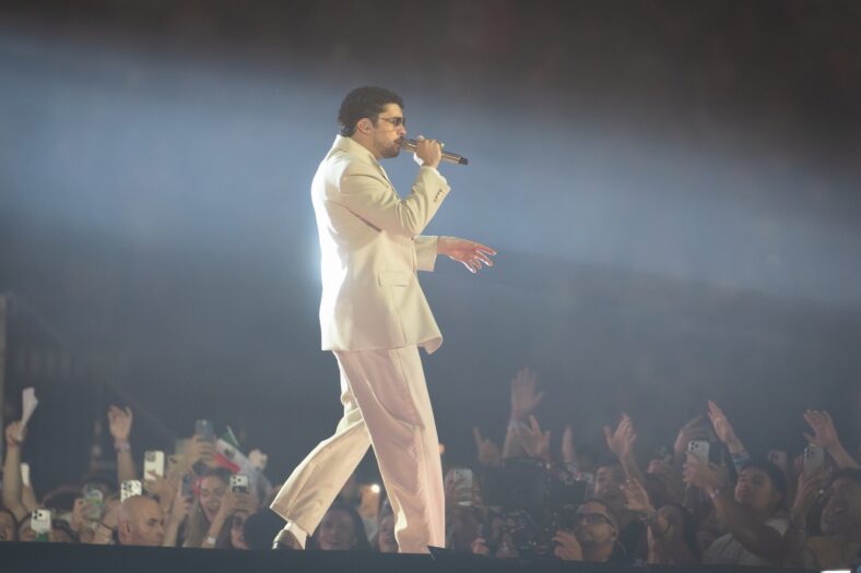 Bad Bunny se apresenta no palco da parada da turnê em Dusseldorff