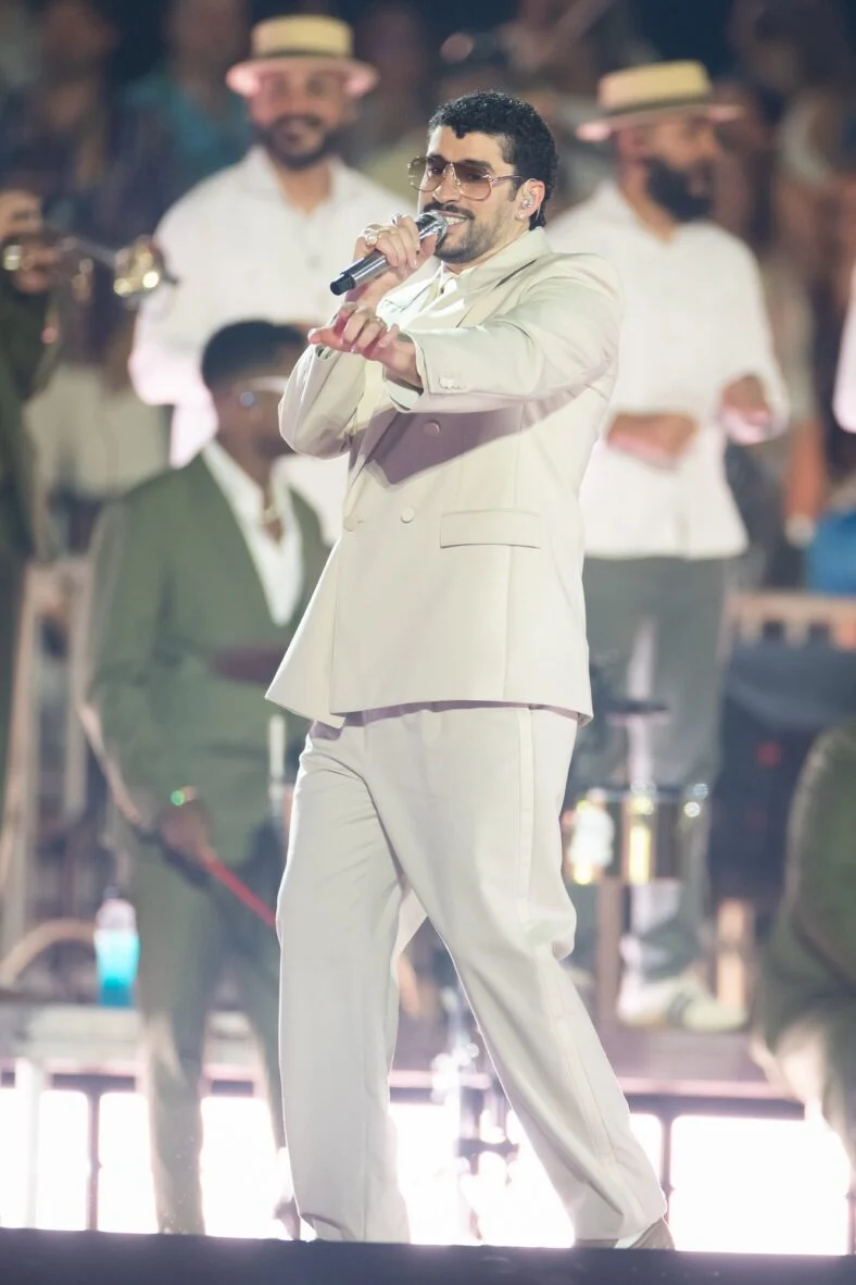 Bad Bunny se apresenta no palco da parada da turnê em Dusseldorff