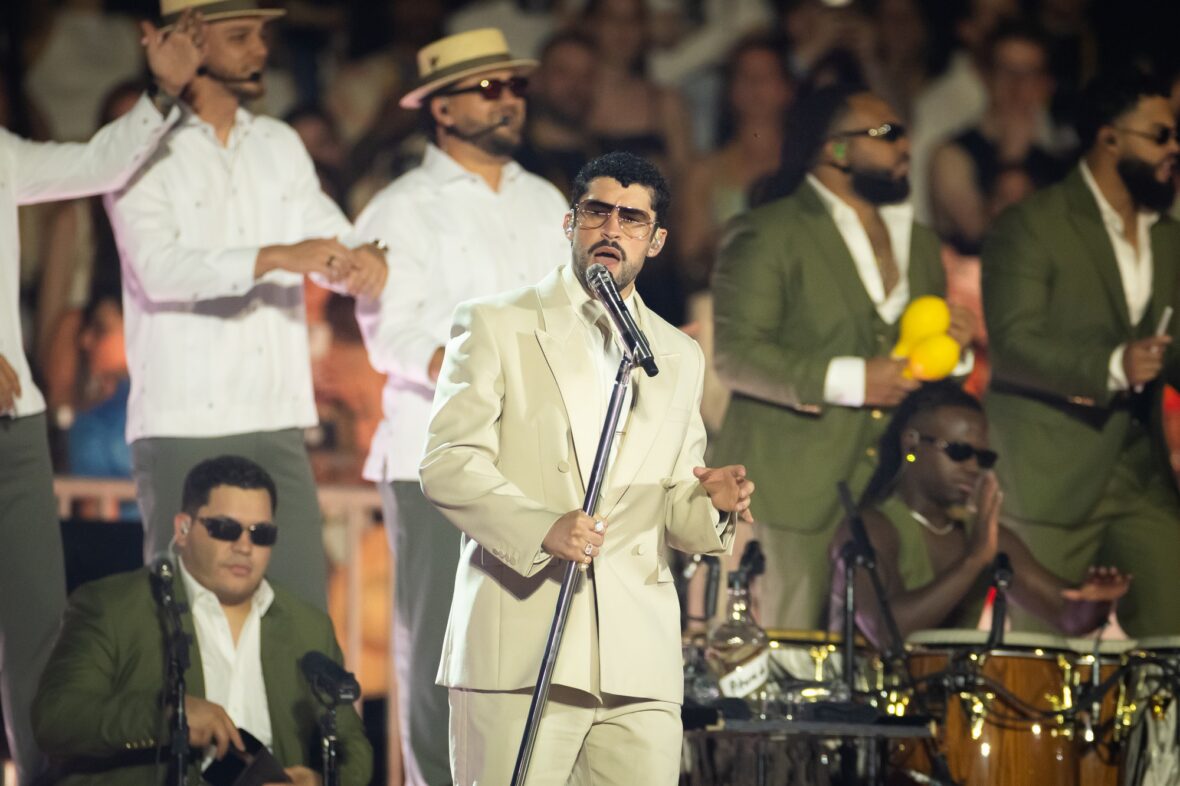 Bad Bunny se apresenta no palco da parada da turnê em Dusseldorff